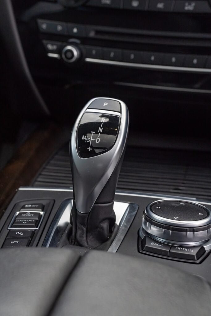 a car dashboard with a control panel and steering wheel, Otomatik Araba Nasıl Kullanılır