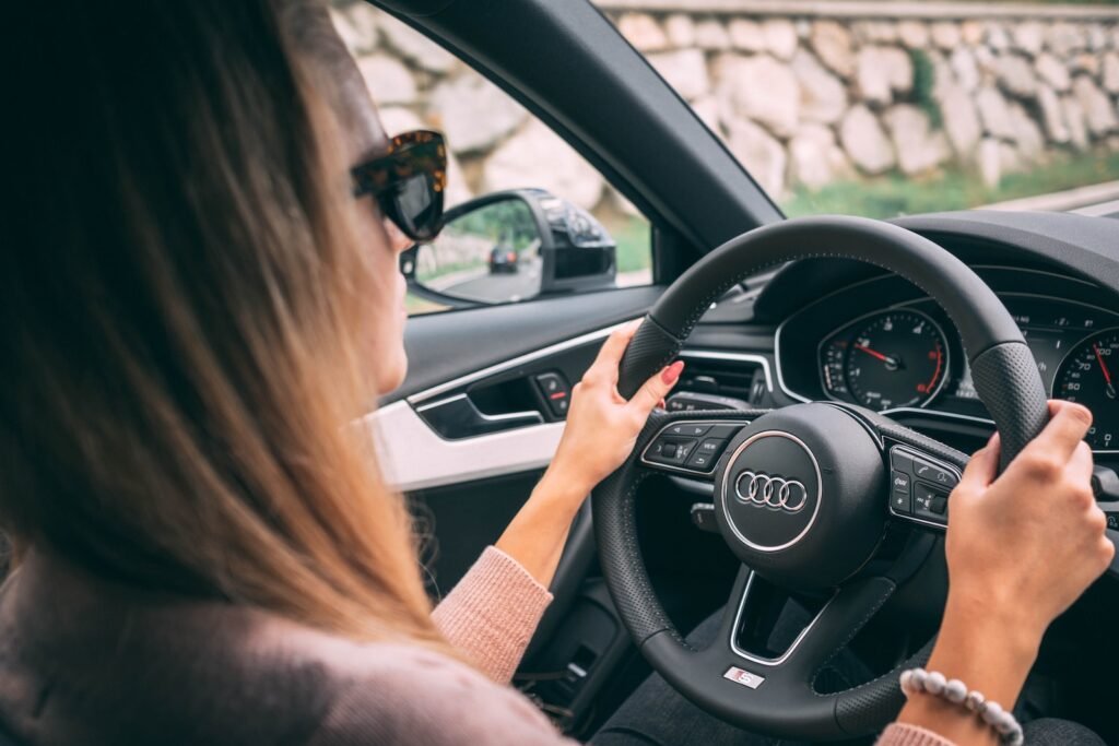 woman driving car, Araba Alırken