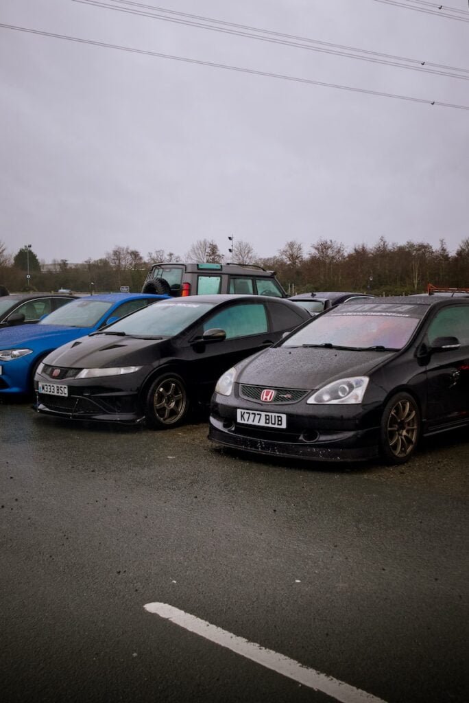 a group of cars parked in a parking lot, Araba Değer Kaybını